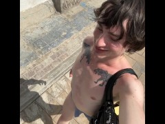 JOLIE FEMME TRANS MARCHE À ZIPOLITE EN LINGERIE TRANSPARENTE. BELLE BRUNETTE CHAUDE ET PÉTILLANTE.