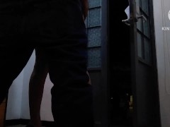 Jotita travesti recibiendo verga con la puerta abierta mientras los miran desde afuera con captions.