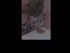 Sissy Lola Cagoule en cuir et veste en fourrure rose se met sont god en gorge profonde qualité HD