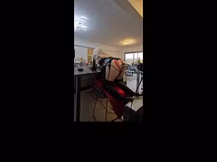 Sissy sexy Lola en tenue latex noir et cheveux blanc se fait prendre en vitesse maximum par sa machine à sexe