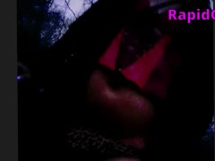 Transgirl abends im Park zeigt höschen und läst sich anfassen