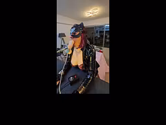 Sissy lola latex noir et masque sexy de chat se fait baiser la bouche par sa sex machine en gorge profonde